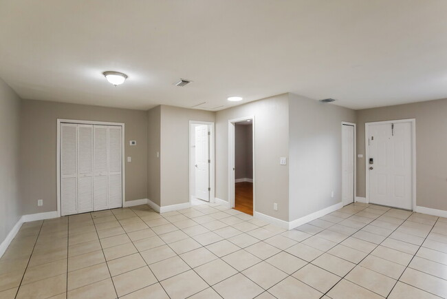 Foto del edificio - 13620 Monroe St