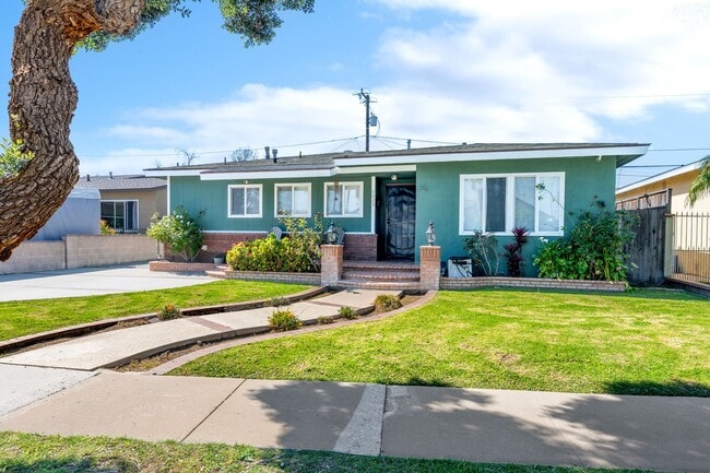 Building Photo - Lakewood Estates 3 Bedroom, 2 Bath Home with 2 Car Garage