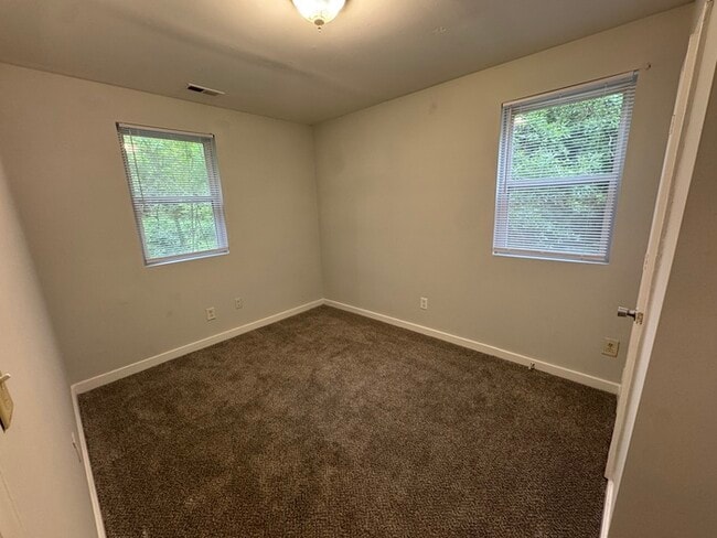Building Photo - Description: Adorable one bedroom on secon...