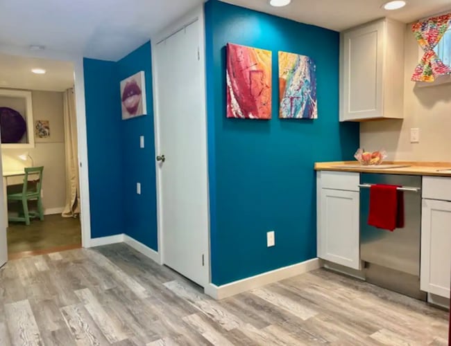 Cocina, puerta de baño y zona de oficina. - 4115 SE Gladstone St