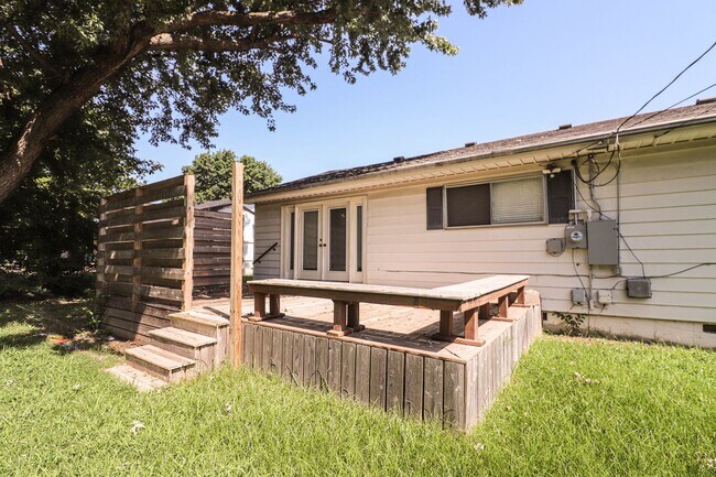 Foto del edificio - Darling 3 Bedroom With Hardwood Floors!