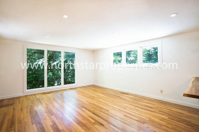 Building Photo - Charming Lake Oswego Cottage