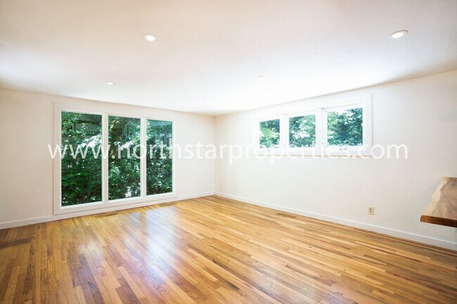 Foto del edificio - Charming Lake Oswego Cottage