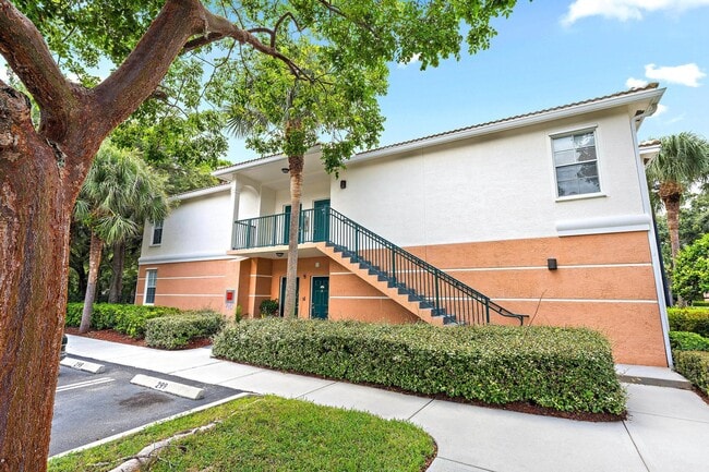 Building Photo - 1201 Myrtlewood Cir E