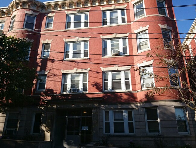 Foto del edificio - 208 Winthrop Rd