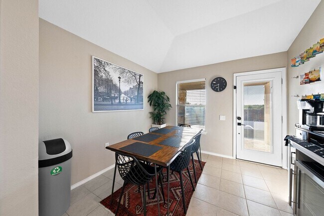 Foto del edificio - 6117 Los Cielos Blvd