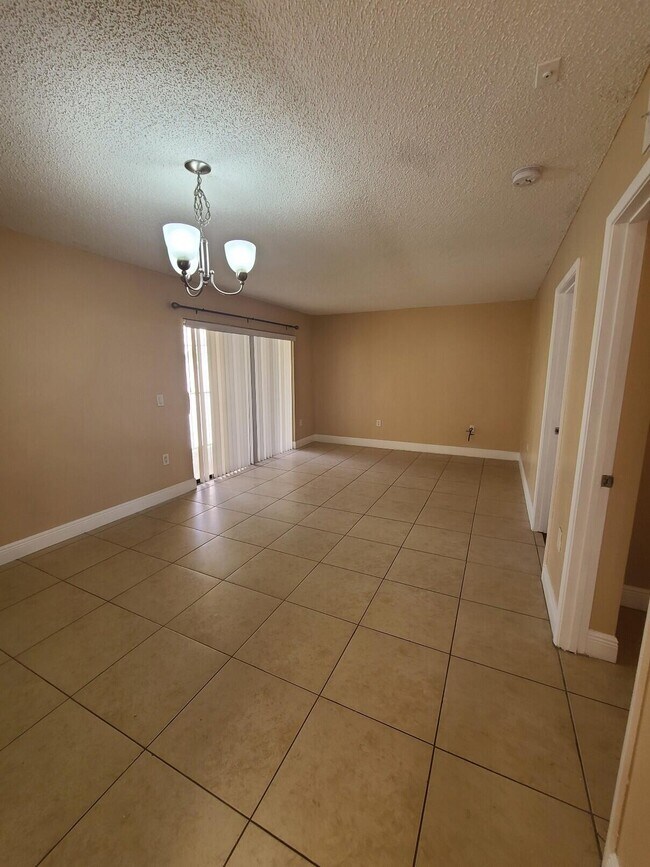 Building Photo - 1543 Lake Crystal Dr