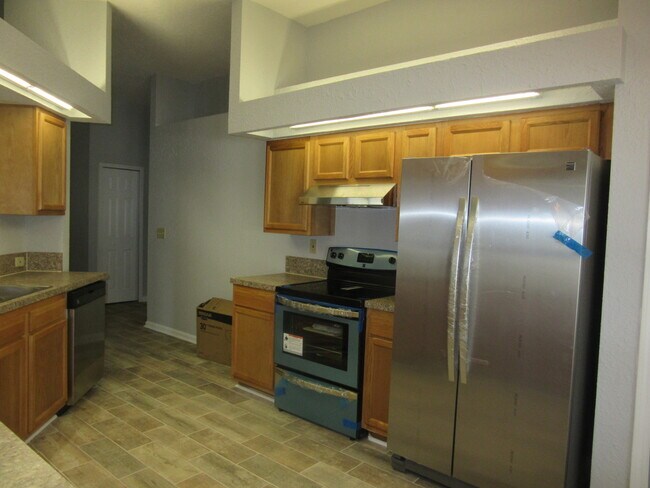 Building Photo - Very Spacious 4/2 Home in Southern Grove R...