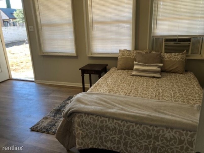 Foto del edificio - 1 br, 1 bath House - 911 College Ave