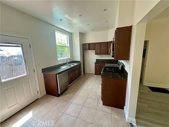 Foto del edificio - 1760 N Las Palmas Ave