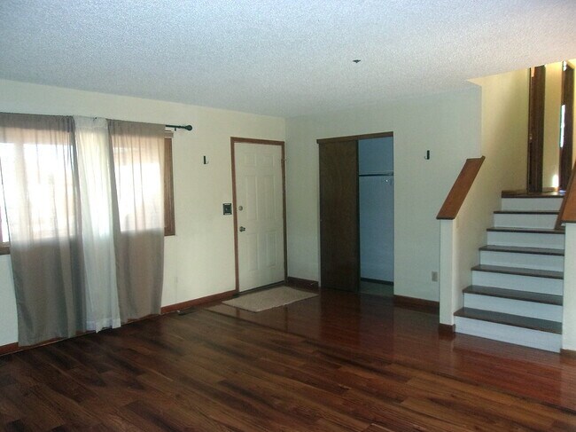 Building Photo - 2525 Sunstone Dr
