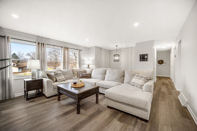 Building Photo - 560 Kathleen Dr