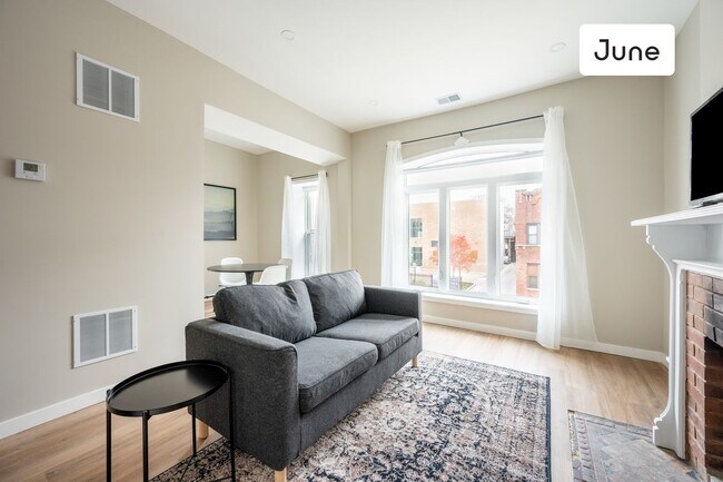 Foto del edificio - ROOM ONLY in 3-bed/3.0-bath Home