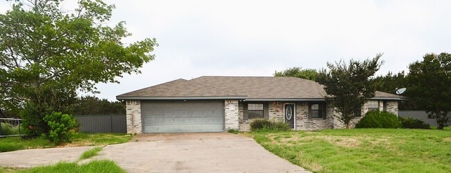 Building Photo - Country setting... on 2.69 acres!