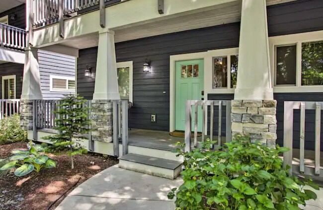 Building Photo - 723 Coeur D Alene Ave