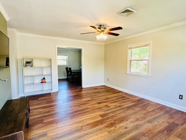 Foto del edificio - Charming Rancher in the Heart of Colonial Place