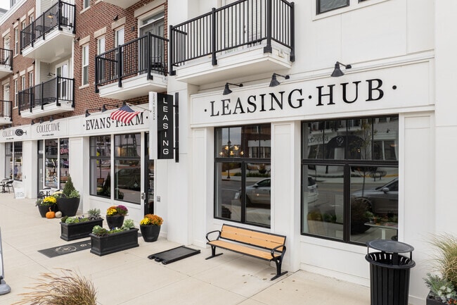 Exterior de la oficina de arrendamiento - Evans Farm