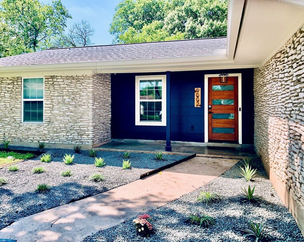 Foto principal - *** Near Domain * Stunning 4 Bedroom House...