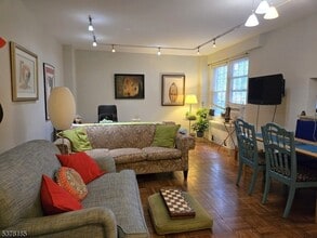 Building Photo - 5 Roosevelt Pl