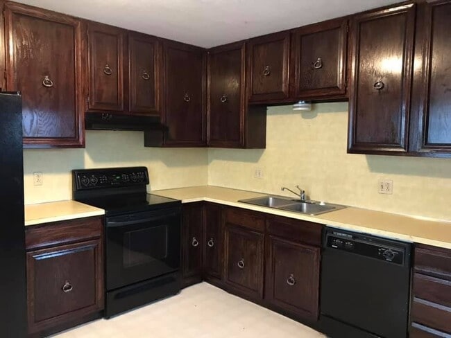 Foto del edificio - Spacious  House with Detached Garage & Fin...