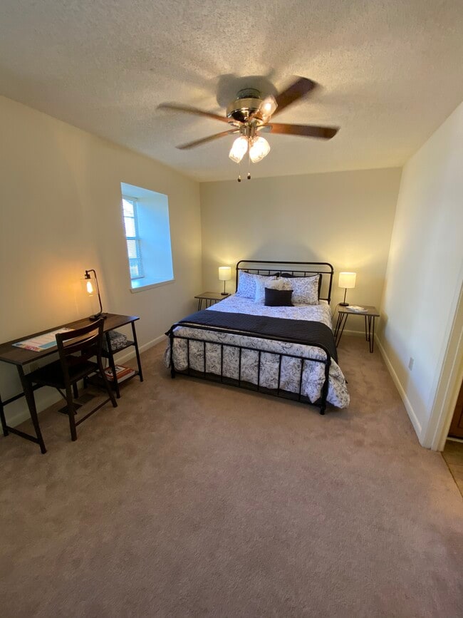 Lg Bdrm w/ queen bed, desk, 2 closets, drawers - 114 Michael Dr