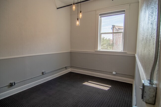 Foto del edificio - 219 S Grand Ave