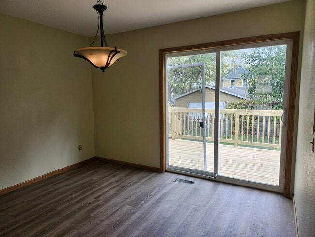 Building Photo - 301 King St