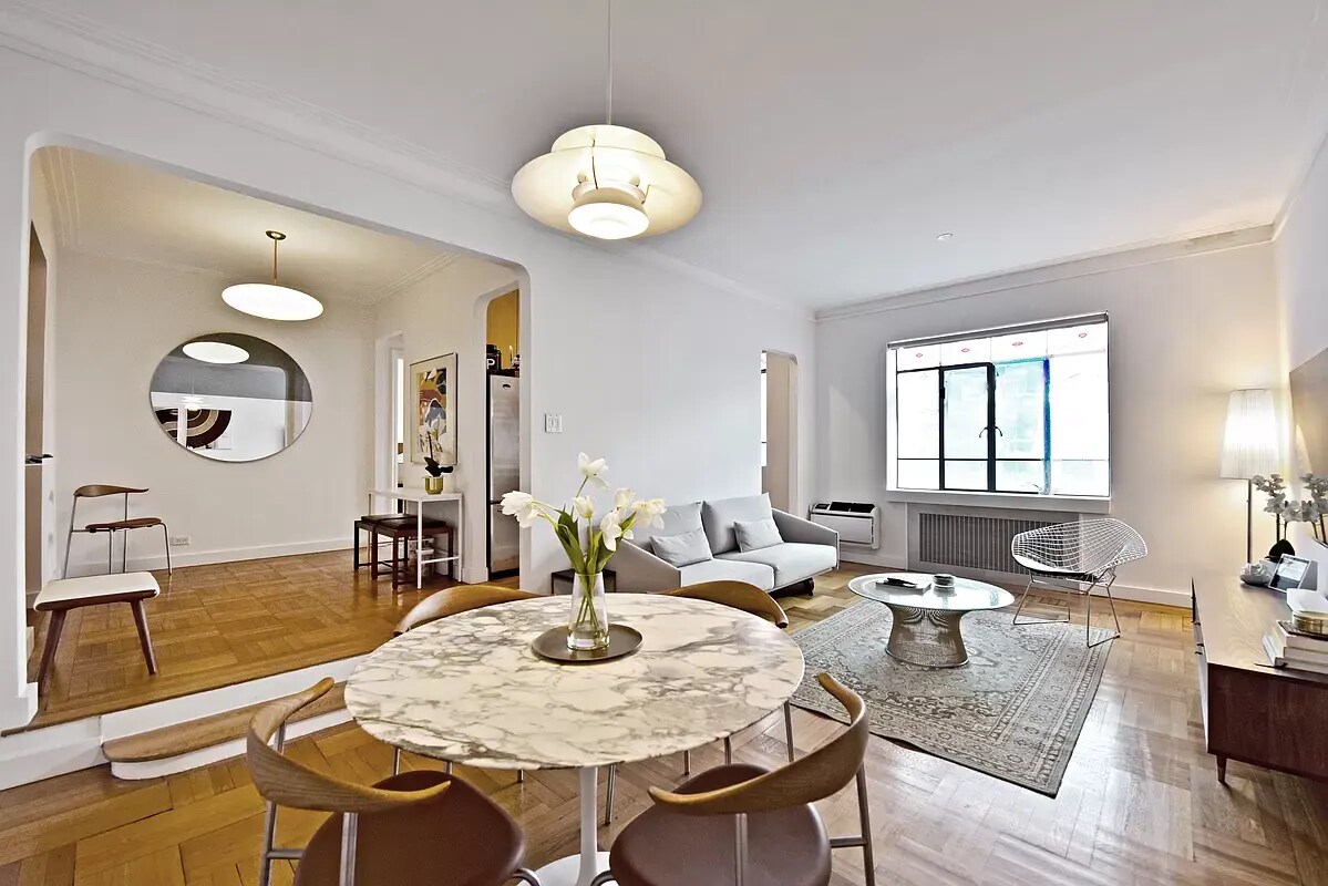 Sunken Living room - 255 W 23rd St