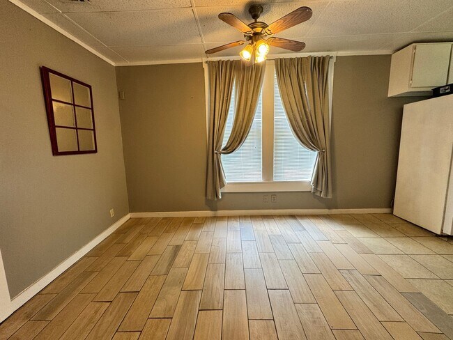 Building Photo - Two Bedroom Centrally Located in Ardmore