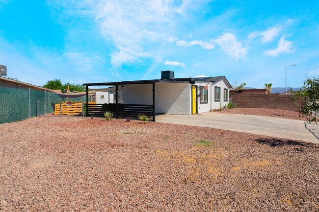 Building Photo - 2 Bedroom 1 bath Single Story Home on Large Lot with Solar and Water Purification