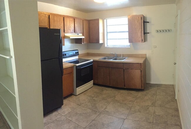 Building Photo - 2984 Myra St