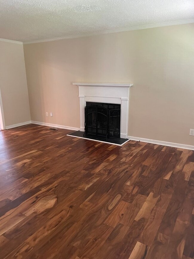 Building Photo - Updated 4 Bedroom Convenient to I-40, Shop...