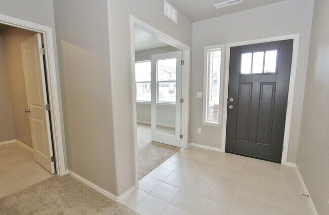 Foto del edificio - Spacious Home in Quiet Neighborhood