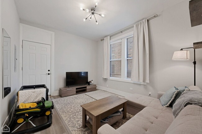 Foto del edificio - 846 N Hoyne Ave
