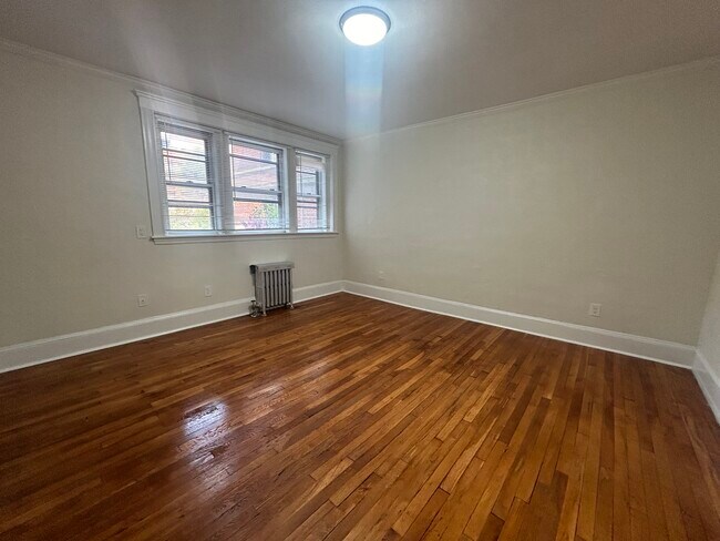 Foto del edificio - 8 Lakeville Rd