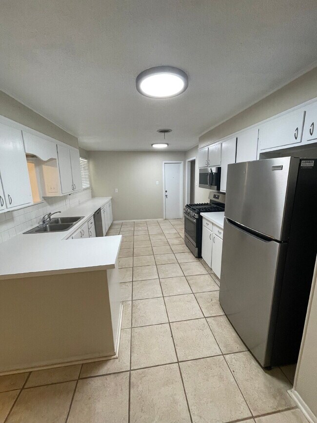 Building Photo - Stunning 3-Bed, 2-Bath Retreat in Lubbock – Spacious 1558 Sq Ft Home!