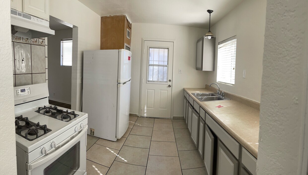 Primary Photo - 1035 E Ave P 4