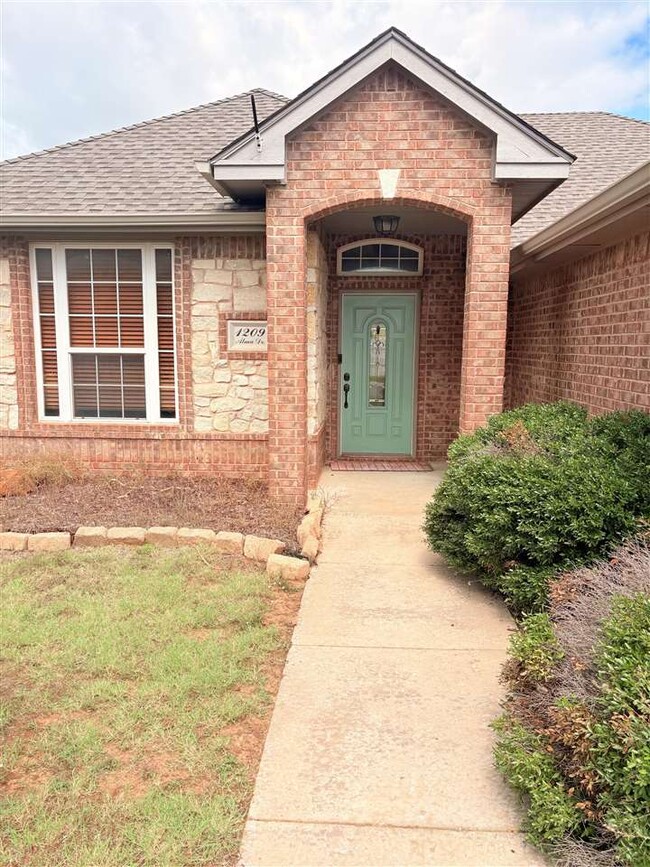 Building Photo - 1209 Alma Dr