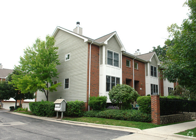 Building Photo - 238-246 N Village Ct