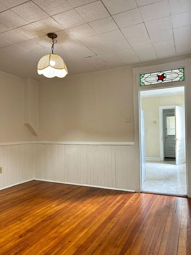 Foto del edificio - 3 bedroom, 1 bath, 2 story half double house