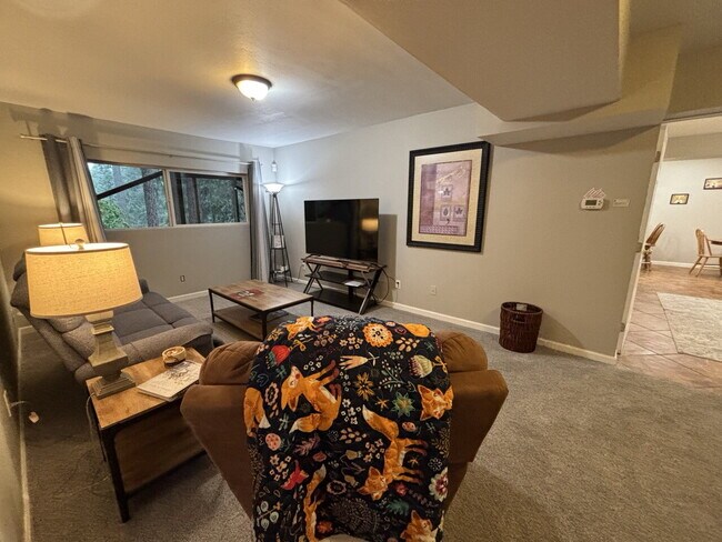 Building Photo - Beautiful, fully remodeled and furnished 1600+sf apartment ready to go!
