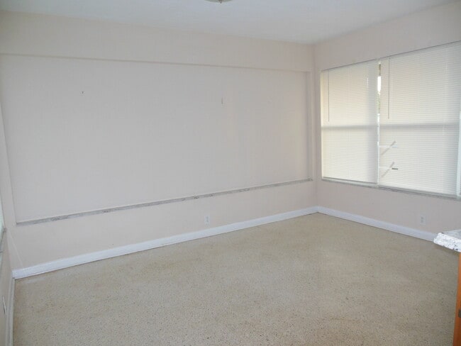 Building Photo - 975 Shorecrest Ave