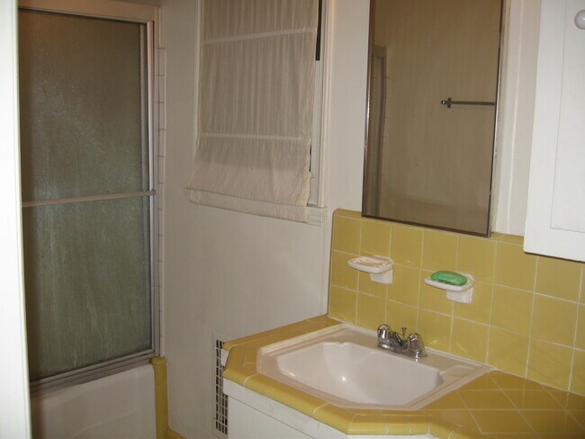 Bathroom - 14417 Weddington St