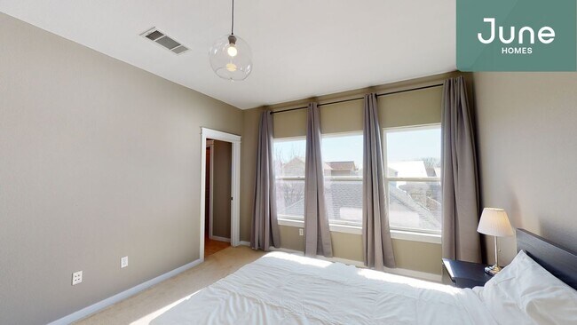 Foto del edificio - Queen room in 5-bed/2.5-bath Home