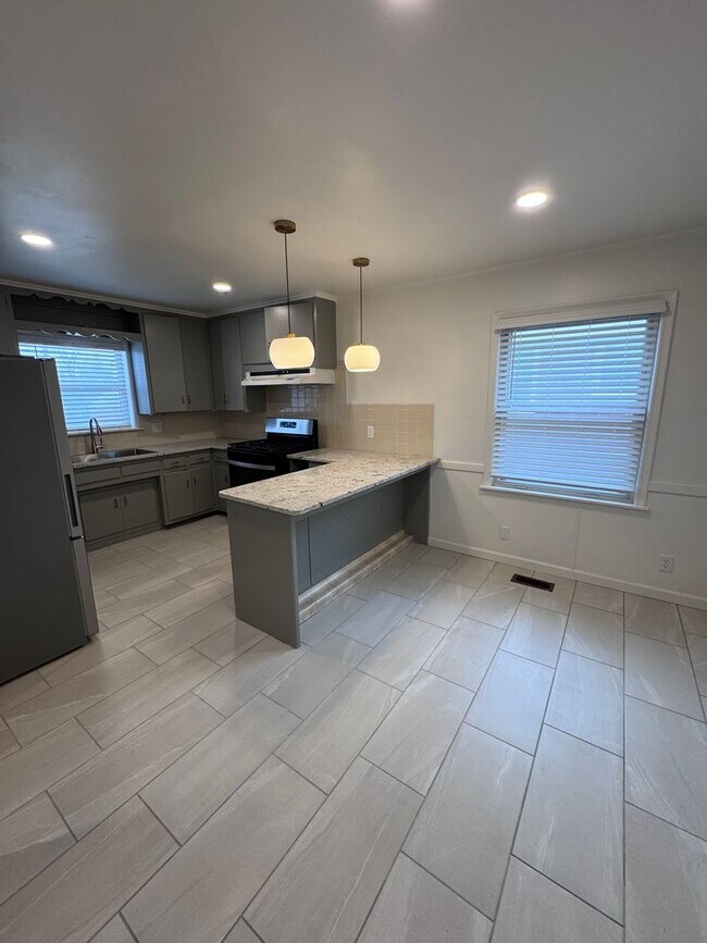 Building Photo - Midtown Charmer 2 Bed 2 Bath! Gorgeous Updates!