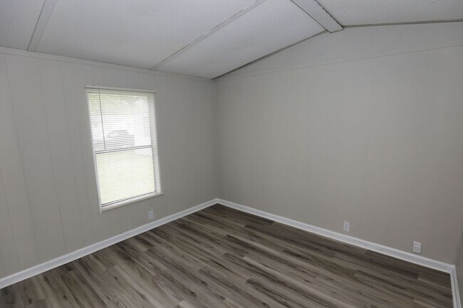 Foto del edificio - 2 Bed & 1 bath Trailer in Jville!