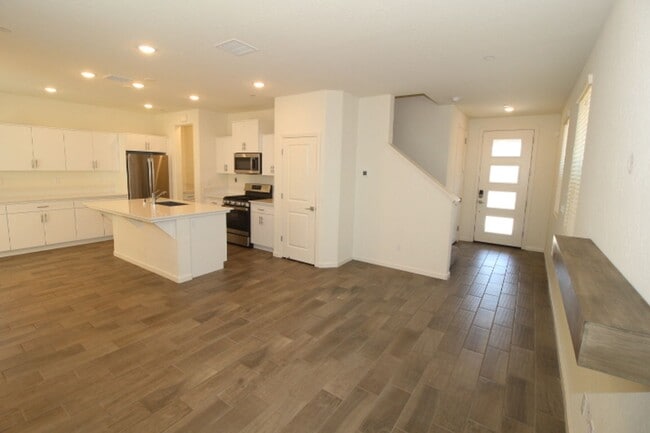 Building Photo - 651 Farmhouse Ave