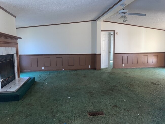 Building Photo - 3 Bedroom Near Lake Rabon