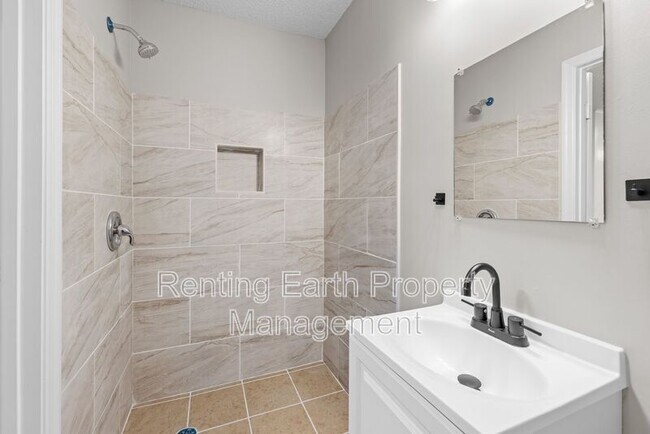 Building Photo - 737 84th Pl S