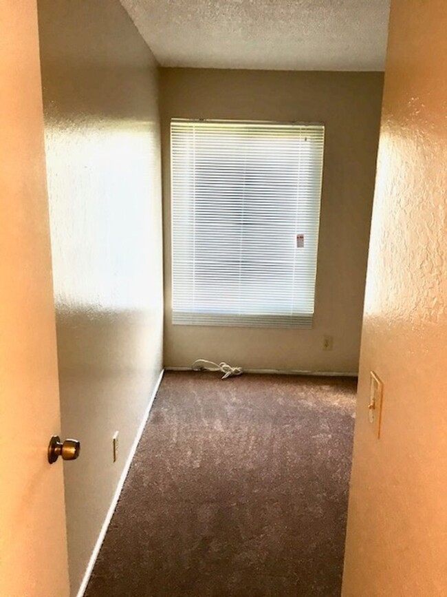 Building Photo - 2 bed 1 bath Lower Unit Condo in El Sobran...